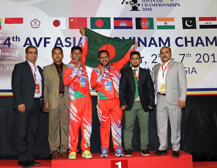 Ariful Islam, Abu Masud Chowdhury (center) of Bangladesh, who earned one bronze medal each in the Asian Vovinam Championship and the officials of Bangladesh Vovinam team pose for a photo session at Bali in Indonesia recently.