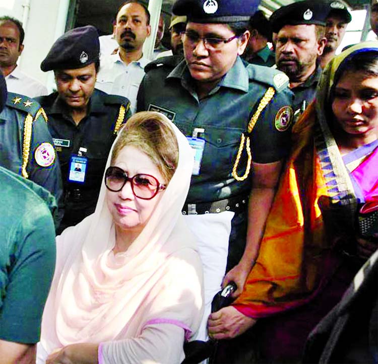 BNP Chairperson Khaleda Zia being taken to jail again from BSMMU after hearing in NIKO graft case on Thursday.