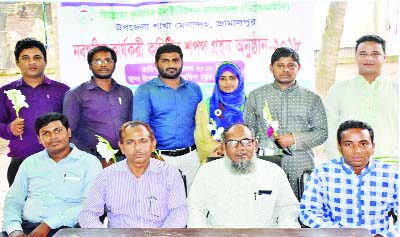 JAMALPUR:The newly-elected office-bearers of Melandah Diploma Krishibid Institution are being greeted at the oath-taking ceremony on Thursday .
