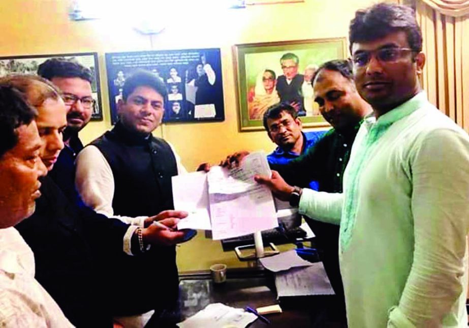 Hasibur Rahman Manik, a nomination seeker for Dhaka-7 constituency for the eleventh parliamentary election taking nomination form from Awami League office in the city's Dhanmondi on Saturday.