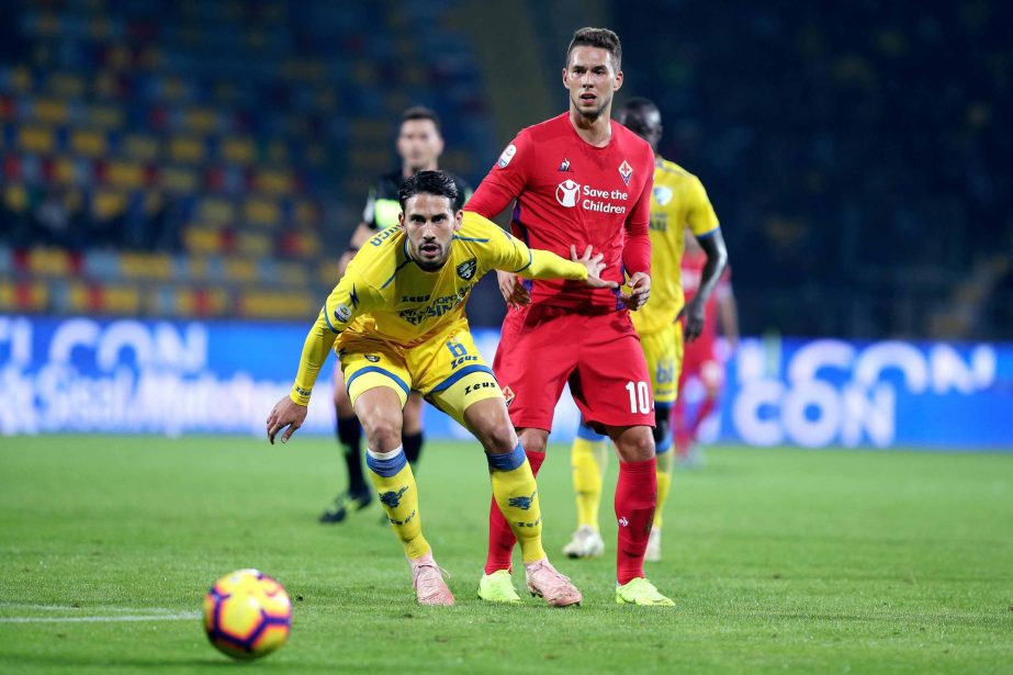 Fiorentina's Marko Pjaca (right) vies for the ball with Frosinone's Edoardo Goldaniga during the Serie A soccer match between Frosinone and Fiorentina at the Benito Stirpe stadium in Frosinone, Italy on Friday.