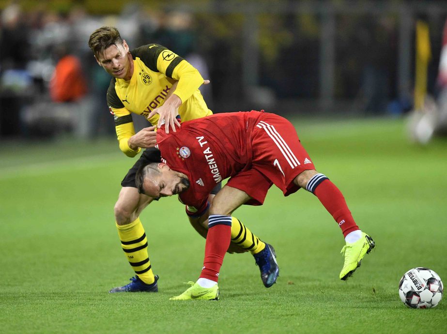 Dortmund's Lukasz Piszczek (left) and Bayern's Franck Ribery challenge for the ball during the German Bundesliga soccer match between Borussia Dortmund and Bayern Munich in Dortmund, Germany on Saturday.