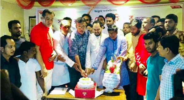 Noman Al- Mahmud, Organising Secretary, Chattogram Awami League cutting a cake in observance of the 46th founding anniversary of Jubo League yesterday.