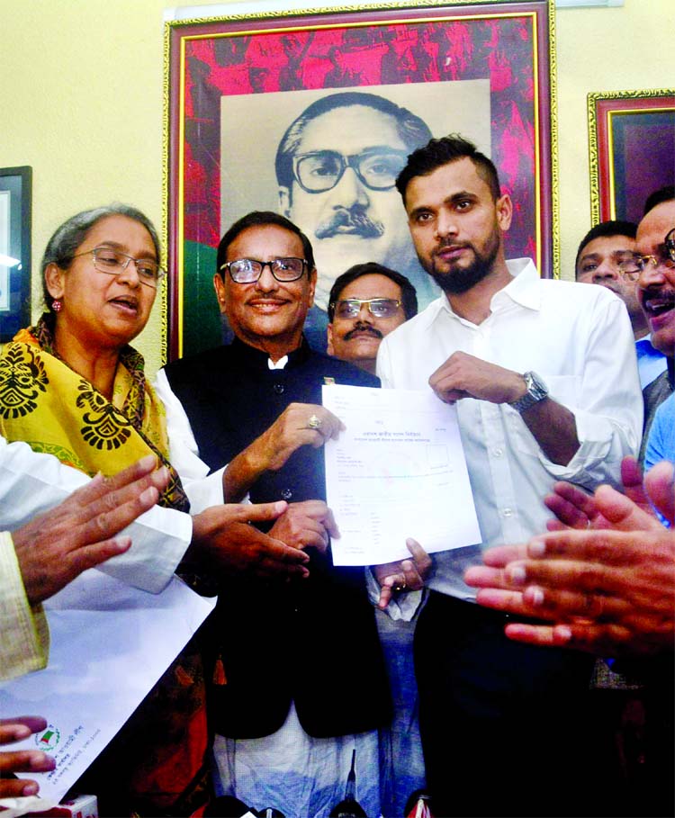Cricketer Mashrafe purchasing nomination form on Sunday from Dhanmondi Awami League office for Narail-2 Constituency for next National Election.