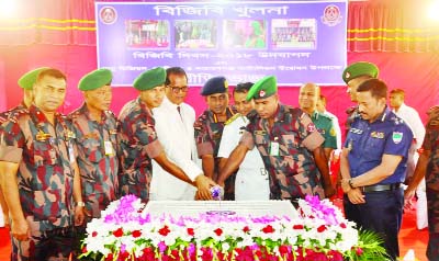 KHULNA: A cake cutting ceremony was arranged in observance of the BGB Day organised by BGB Khulna Unit on Sunday.