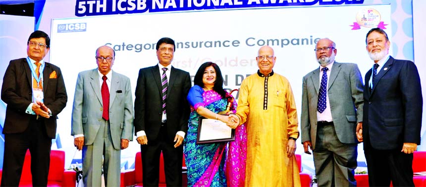 Farzana Chowdhury, Managing Director of Green Delta Insurance Company Limited, receiving the ICSB Gold Award for corporate governance excellence in insurance company's category from Finance Minister Abul Maal A Muhith at a hotel in the city on Saturday.