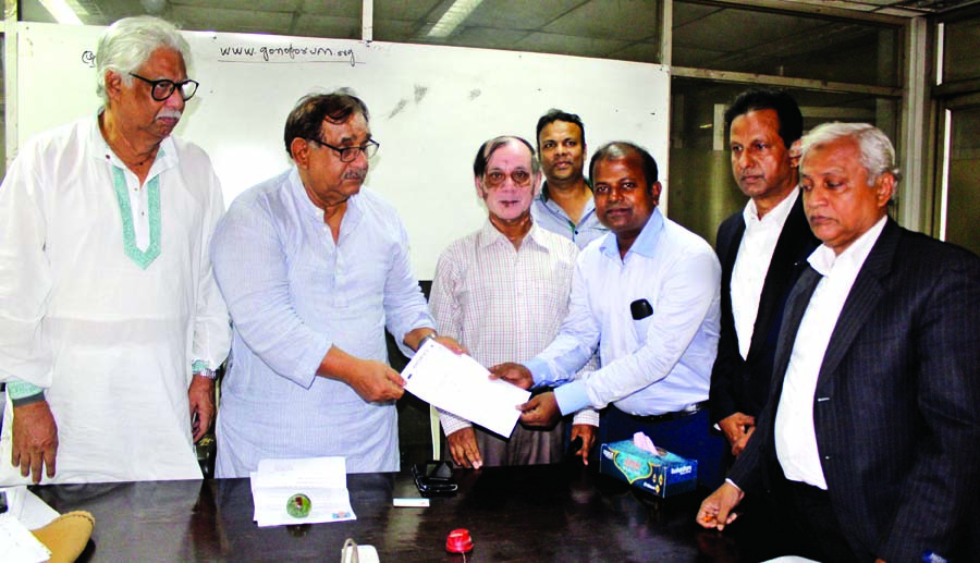 Nomination seeker for the eleventh parliamentary election in Dhaka-4 constituency Mizanur Rahman taking nomination form from General Secretary of Ganoforum Mostofa Mahsin Mantu at its office in the city's Motijheel on Monday.