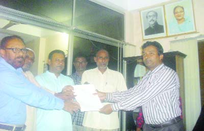 SUNDARGANJ (Gaibandha): MP aspirant candidate Emdadul Huq Nadim from Gaibandha- 1 Constituency collecting nomination form at Sundarganj Upazila Election Office as an independent candidate on Sunday.