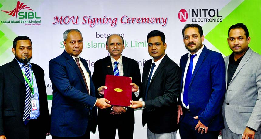Md. Sirajul Hoque, DMD of Social Islami Bank Limited and Mazedul Islam, Head of Accounts of Nitol Marketing Company (Electronics) Limited, exchanging a MoU signing document at the Bank's head office in the city recently. Under the deal, the Islamic Credi