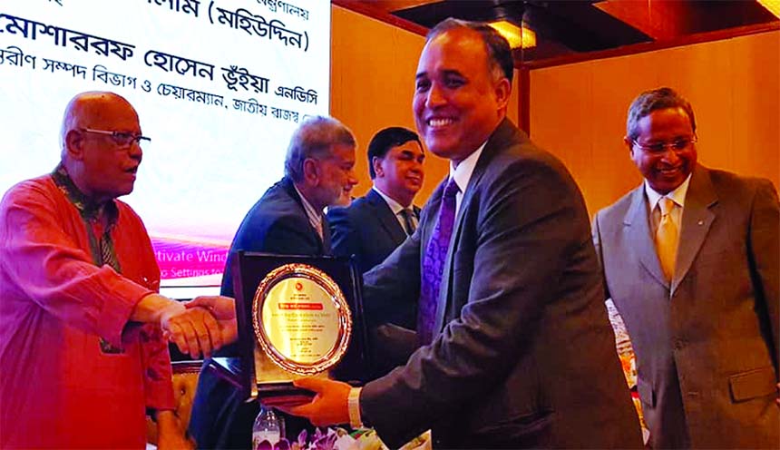 SM Formanul Islam, CEO of Bangladesh Infrastructure Finance Fund Limited (BIFFL), receiving the Best Tax Payer Tax Card in Non-Bank Financial Institution category for the 2017-18 from Finance Minister AMA Muhit, at a ceremony in the city recently.