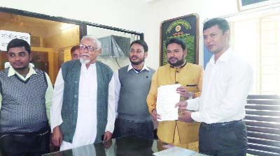 NILPHAMARI : 20-party alliance MP aspirant candidate and Jamaat leader Principal Azizul Islam collected nomination from Jaldhaka election Officer on Thursday.