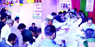 RANGPUR: A large number of taxpayers taking assistance from income tax officials to pay their income taxes in the week-long Income Tax Fair -2018 at Zila Parishad Coommunity Centre on Friday.