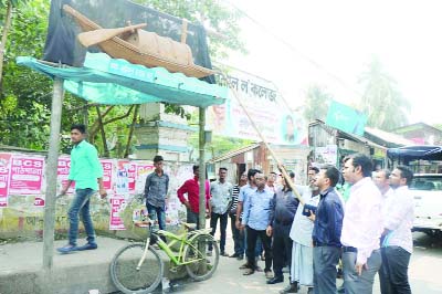 BARISHAL : District Administration in cooperation of Barishal City Corporation (BCC) removing election posters from different areas of the city on Monday.