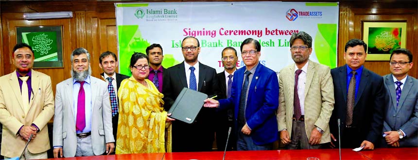 Hasne Alam, DMD of Islami Bank Bangladesh Limited and Azizunnesa Huq, Executive Director of TRADEASSETS, exchanging an agreement signing document at the Bank head office in the city on Tuesday. Under the deal, the Bank will be able to use the web-based pl