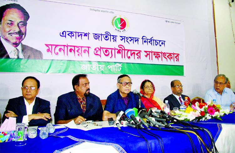 Jatiya Party Chairman Hussain Muhammad Ershad taking interview of the nomination seekers of the party for the eleventh parliamentary elections at its office in the city's Banani on Tuesday.