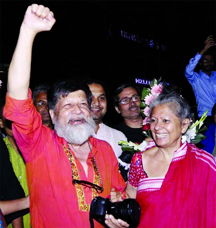 Photographer Shahidul Alam who was released from jail on Tuesday along with his wife and well-wishers waving hand.