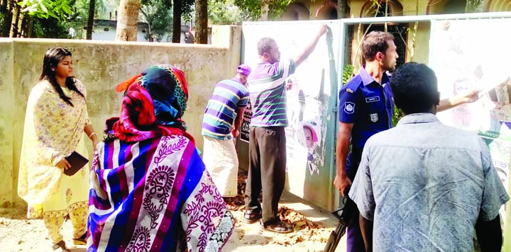 BANARIPARA (Barishal) : Rumpa Gosh, Executive Magistrate led a drive of mobile court of removing election banners from Banripara Poura area recently.