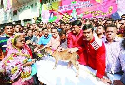BOGURA:Jatiyatabadi Jubo Dal distributed goats and chickens among the distressed people on the occasion of 54th birthday of BNP leader Tarique Rahman yesterday.
