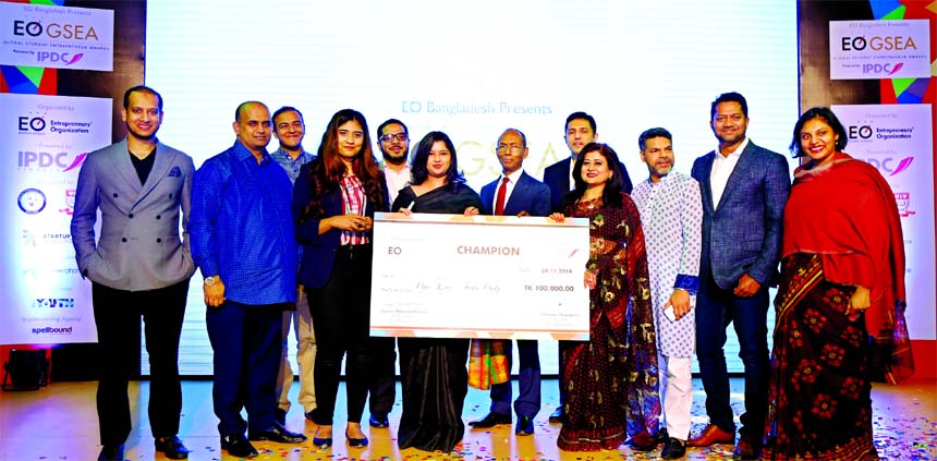 Zareen Mahmud Hosein, Chairperson of Global Student Entrepreneur Awards (GSEA), handing over the "National Competition Champion Award and prize money, at a programme of the Entrepreneurs' Organization (EO) Bangladesh to Naziba Naila Wafa, a BBA student