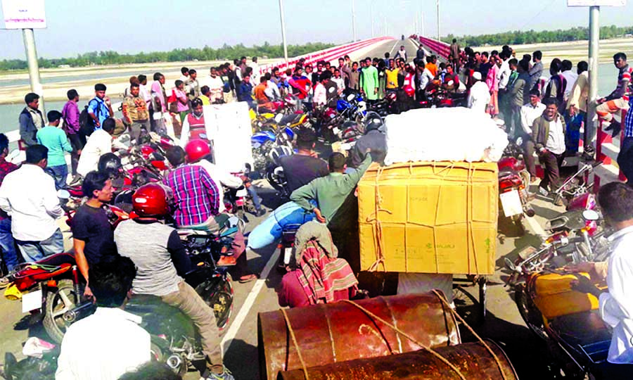 Local Awami League leaders and activists blocked both sides of Dharla Bridge demanding nomination for Kurigram-2 Constituency's AL own candidate on Monday.