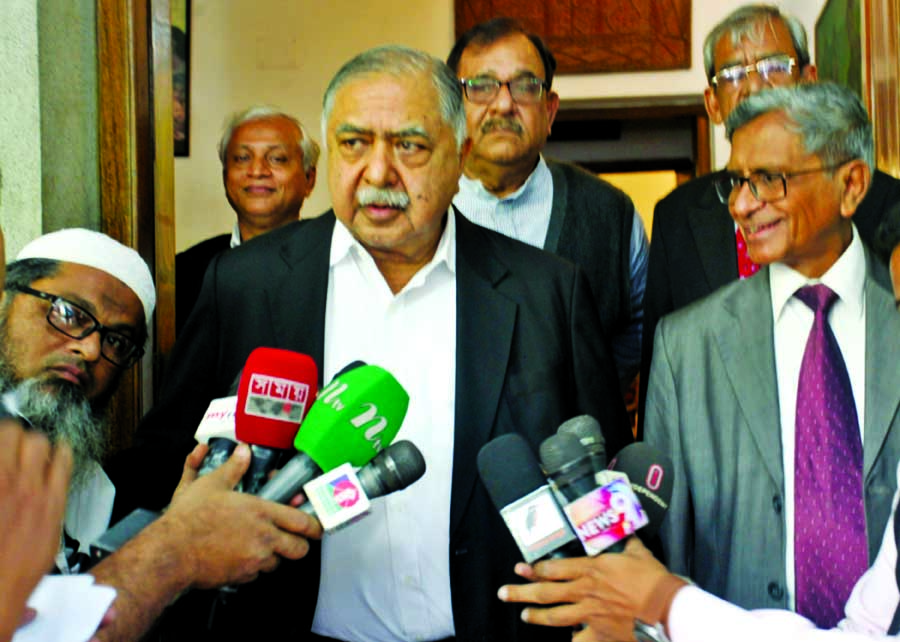 Jatiya Oikyafront Convener Dr Kamal Hossain speaking at a press briefing after holding talks with other leaders of Oikyafront at his residence in the city on Tuesday.
