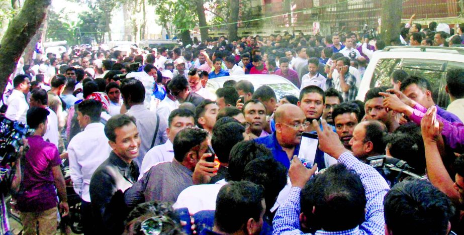 Huge nomination seekers and their supporters thronged in front of the BNP Chairperson's Gulshan office on Tuesday.