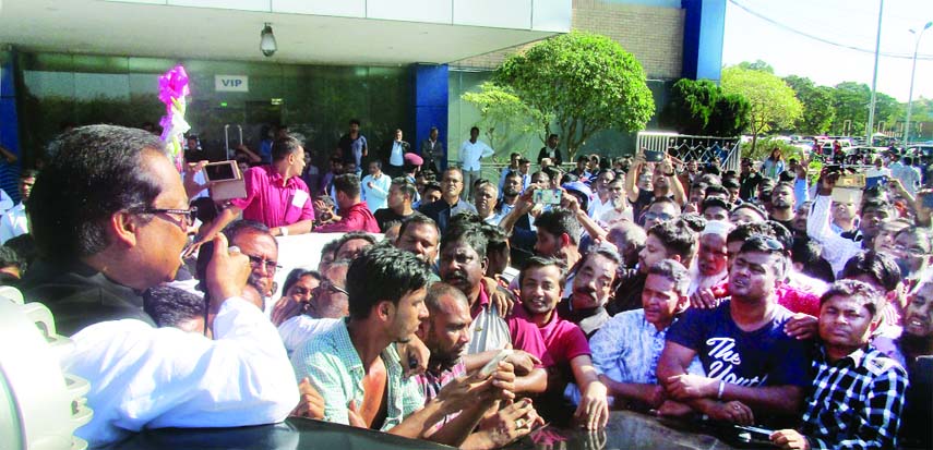 SYLHET: Bangladesh Awami League nominated candidate for Sylhet -4 Mahmud Us Samad being greeted by the people from all walks of life at Sylhet Osmani Air Port after announcement of his candidature from the party on Monday.