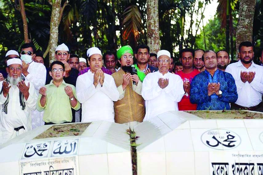 CUMILLA: BNP's Standing Committee Member Dr Khandaker Mosharraf Hossain offering Munajat at the grave of his father Khandaker Ashraf Ali at Goyeshpur Village as he got the nomination for Cumilla-1 and 2 seats on Tuesday.