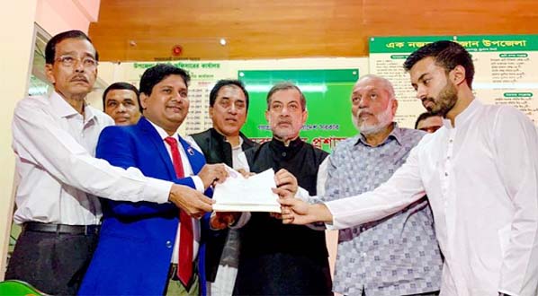 Awami League nominated candidate ABM Fazle Karim Chowdhury handing over nomination paper for Chattogram -6 seat to UNO Raozan, Md Shamim Hossain Reza at latter's office yesterday morning.