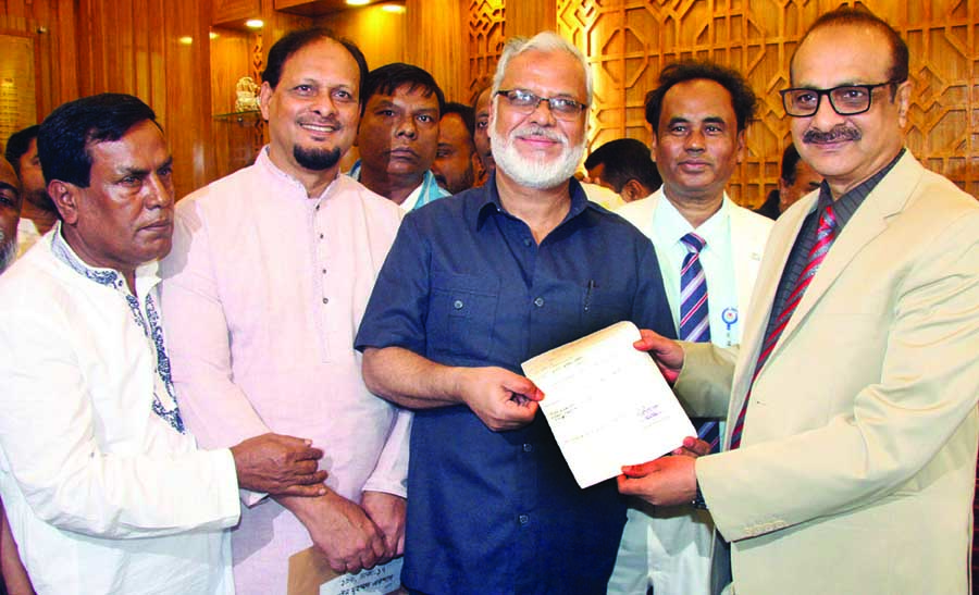 Presidium Member of Jatiya Party SM Faisal Chisti submitting nomination form for the party Chairman Hussain Muhammad Ershad on the eleventh parliamentary election at Dhaka Divisional Commissioner office on Wednesday.
