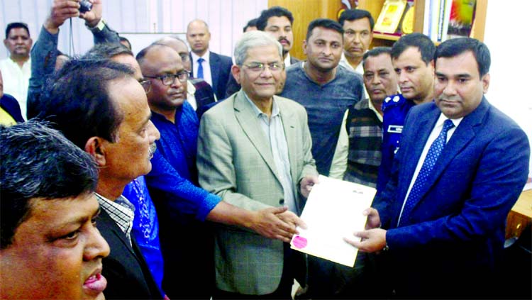 BNP Secretary General Mirza Fakhrul Islam Alamgir submitting his nomination papers for Thakurgaon-1 parliamentary seat to Returning officer on Wednesday.