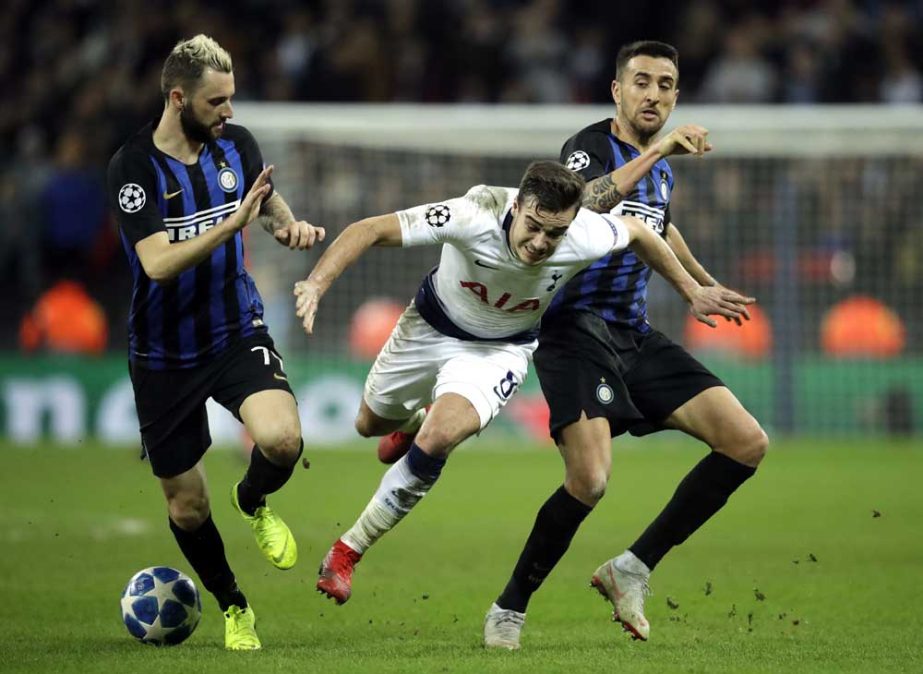Tottenham midfielder Harry Winks (center) is chased by Inter midfielder Marcelo Brozovic (left) and Inter midfielder Matias Vecino during a Champions League group B soccer match between Tottenham Hotspur and Inter Milan at Wembley stadium in London on Wed