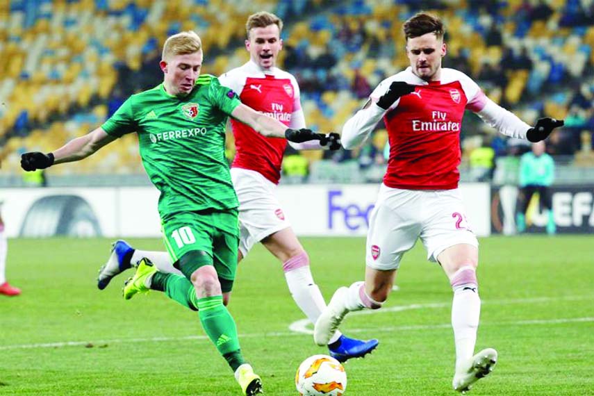 Vladyslav Kulach (left) of FC Vorskla and Carl Jenkinson (right) of Arsenal in action during the UEFA Europa League Group E soccer match between FC Vorskla Poltava and Arsenal FC in Kiev on Thursday.