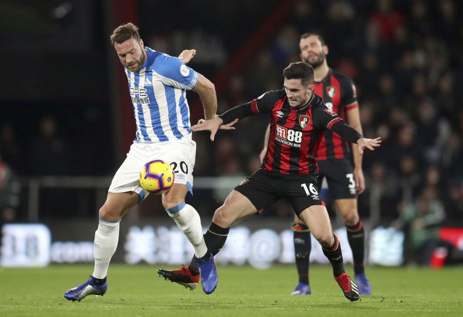 Huddersfield Town's Laurent Depoitre (left) and Bournemouth's Lewis Cook in action during their English Premier League soccer match at the Vitality Stadium in Bournemouth, England on Tuesday.