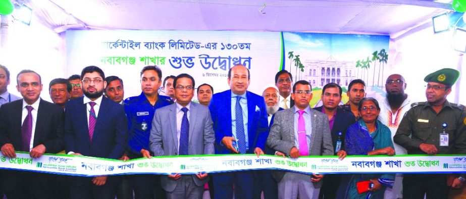 AKM Shaheed Reza, Chairman of Mercantile Bank Limited, inaugurating its 130th branch at Nawabganj in Dhaka on Thursday. Kazi Masihur Rahman, Managing Director, Mosharrof Hossain, Director, Md. Abu Nasir Shafiur Rahman Bhuiya, FAVP, Senior Executives of th
