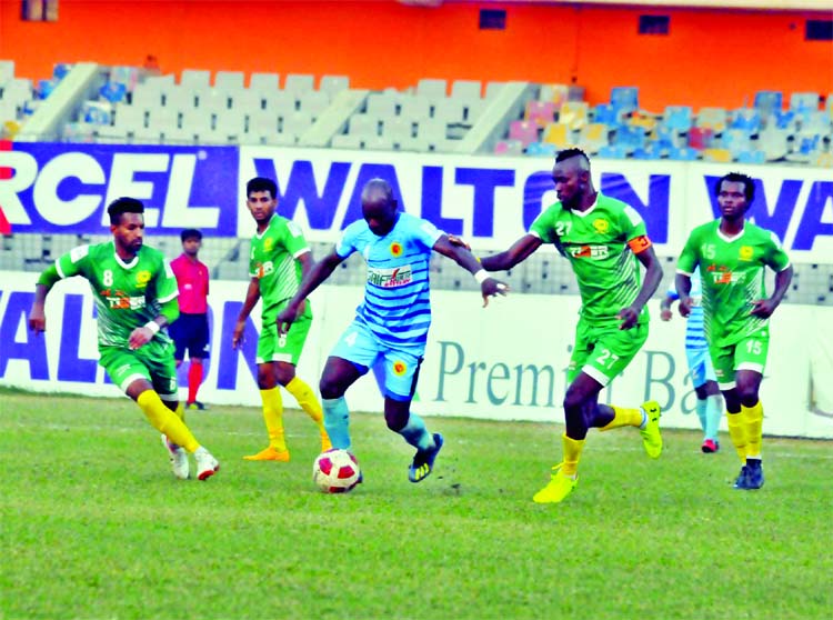 . A moment of the football match of the Walton Independence Cup between Chattogram Abahani Limited and Rahmantganj MFS at the Bangabandhu National Stadium on Thursday. Chattogram Abanani won the match 1-0.
