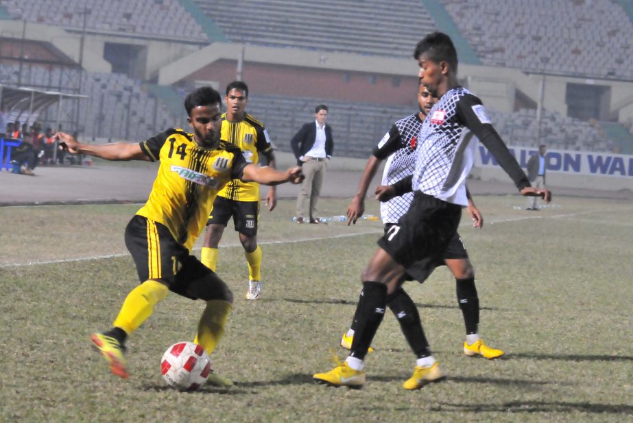 A moment of the football match of the Walton Independence Cup between Arambagh Krira Sangha and Saif Sporting Club at the Bangabandhu National Stadium on Friday. Arambagh won the match 3-1.