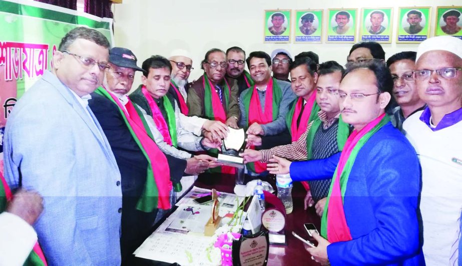 FENI: Bangladesh Mofussil Editors' Forum, Feni accorded a reception to freedom fighters and organised a rally followed by discussion meeting on the occasion of 48th Feni Free Day on Thursday.