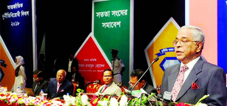 Chief Justice Syed Mahmud Hossain addressing a discussion arranged by Anti-Corruption Commission (ACC) marking the International Day against Corruption at Shilpakala Academy in the city yesterday .