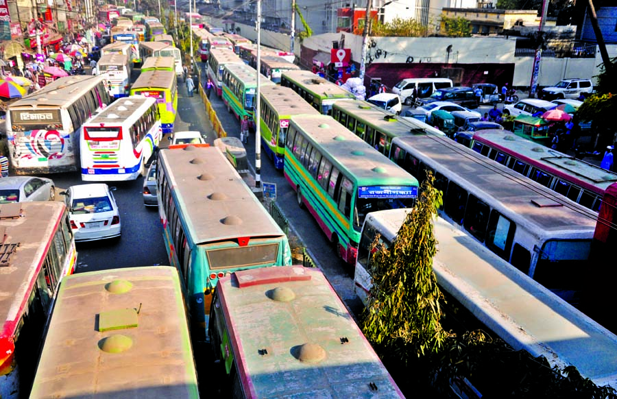 City experiences huge traffic gridlock as hundreds of vehicles remained stuck, causing immense sufferings to commuters. This photo was taken from Topkhana Road on Monday.