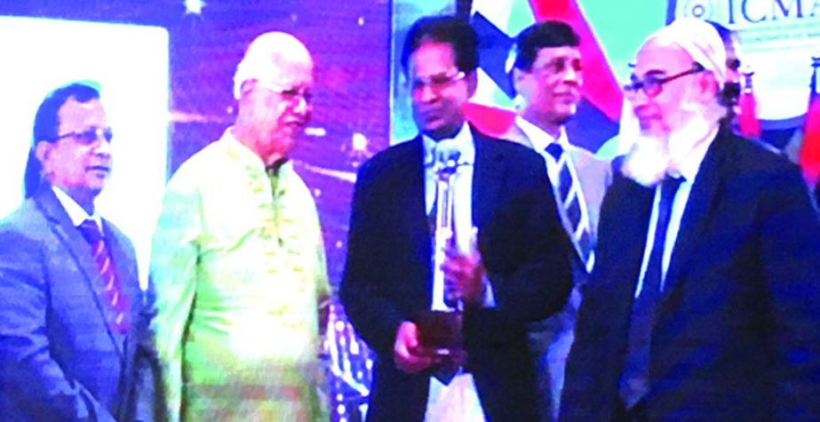 Md. Masudur Rahman, Managing Director and Mohiuddin Ahmed General Manager (Marketing) and Company Secretary of Padma Oil Company Limited receiving the first prize at ICMAB Best Corporate Award 2017 in the miscellaneous trading category from Finance Minist