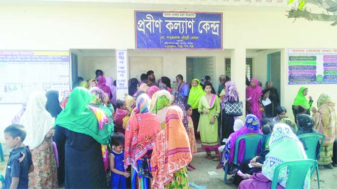 SAKHIPUR(Tangail): Probin Kalyan Kendro of Borochaona Village arranged a day-long health camp on Saturday.