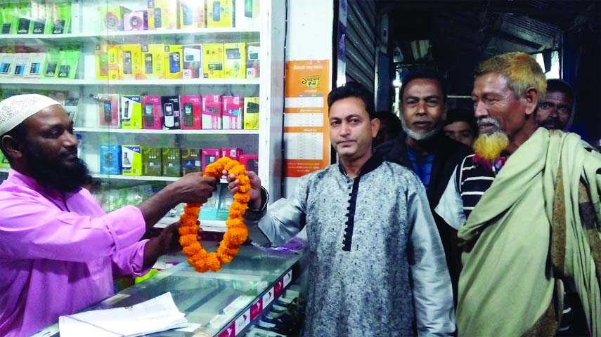 GOURIPUR (Mymensingh): Bangladesh Tarikat Federation (BTF) candidate Pranesh Pondit from Mymensingh-3 talking to a shopkeeper during an election campaign at Kaltapara Bazar on Monday.