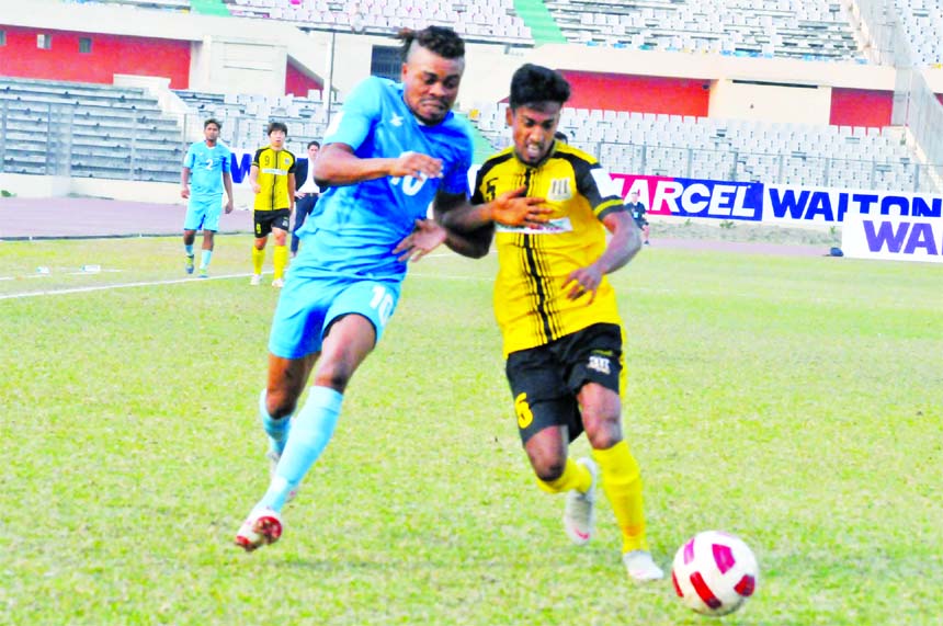 An action from the quarter-final match of the Walton Independence Cup Football between Saif Sporting Club and Dhaka Abahani Limited at the Bangabandhu National Stadium on Thursday. Saif Sporting Club won the match 2-0.