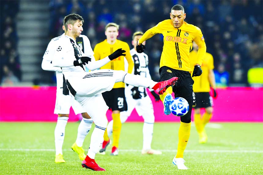 Juventus' Rodrigo Bentancur (left) fights for the ball against Young Boys' Guillaume Hoarau (right) during the Champions League group H soccer match between Switzerland's BSC Young Boys Bern and Italy's Juventus Football Club Turin, at the Stade de Su