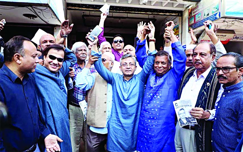 BNP candidate Khandaker Muktadir waving to public while campaigning for upcoming election along with Oikyafront's leaders including ASM Abdur Rab and Zafrullah Chowdhury on Thursday.