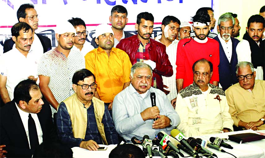 Oikyafront Convener Dr. Kamal Hossain addressing a press conference held at its office in city briefing the media about the attack near Martyred Intellectuals Memorial at Mirpur on Friday. Other JOF leaders and injured persons seen at the meet.