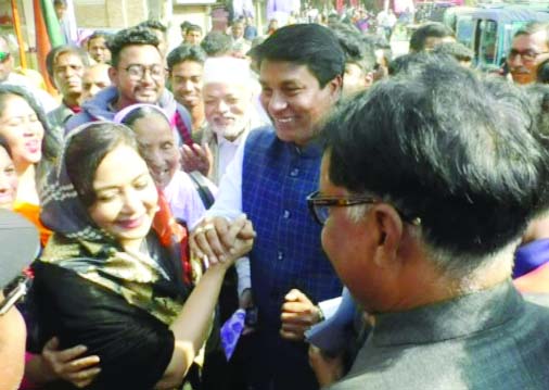 NATORE: Awami League and BNP nominated candidates Shafiqul Islam Shimul and Sabina Yeasmin Chhobi for Natore - 2 Constituency exchanging greeting during election campaign at Alaipur area yesterday.