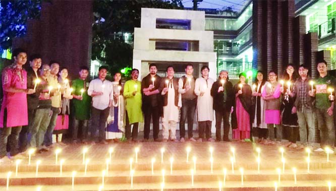 CUMILLA: Rich tributes were paid to Martyred Intellectuals by lighting candles at Cumilla Shaheed Minar on Friday.