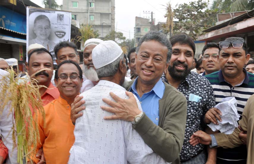 BNP candidate Amir Khasru Mahmud Chowdhury conducting campaign at Port City's Saltgola area yesterday.